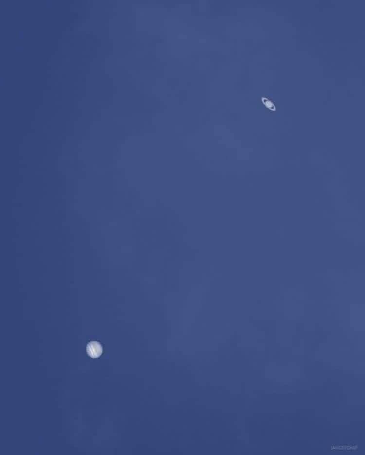 Сатурн и Юпитер "соединились" в небе впервые за 800 лет: яркие фото и видео