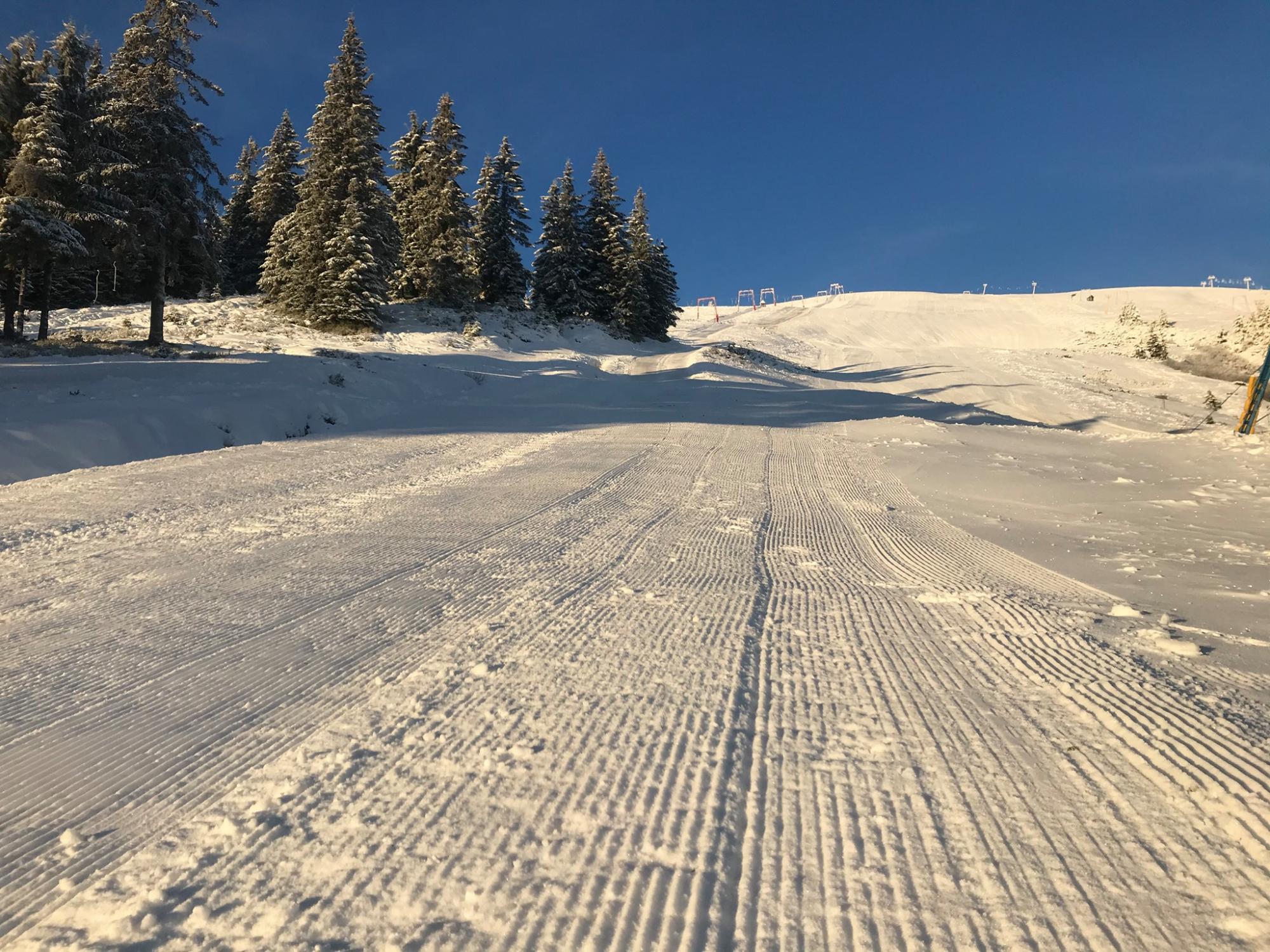 Горнолыжный курорт Карпат засыпало снегом: яркие фото и видео