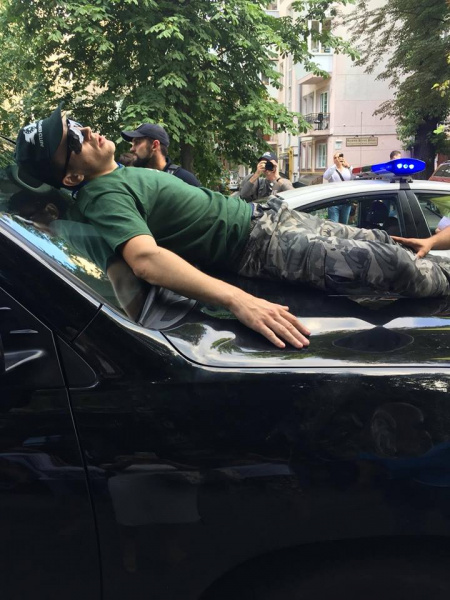 Нардеп подтвердил, что активисты разбили его автомобиль