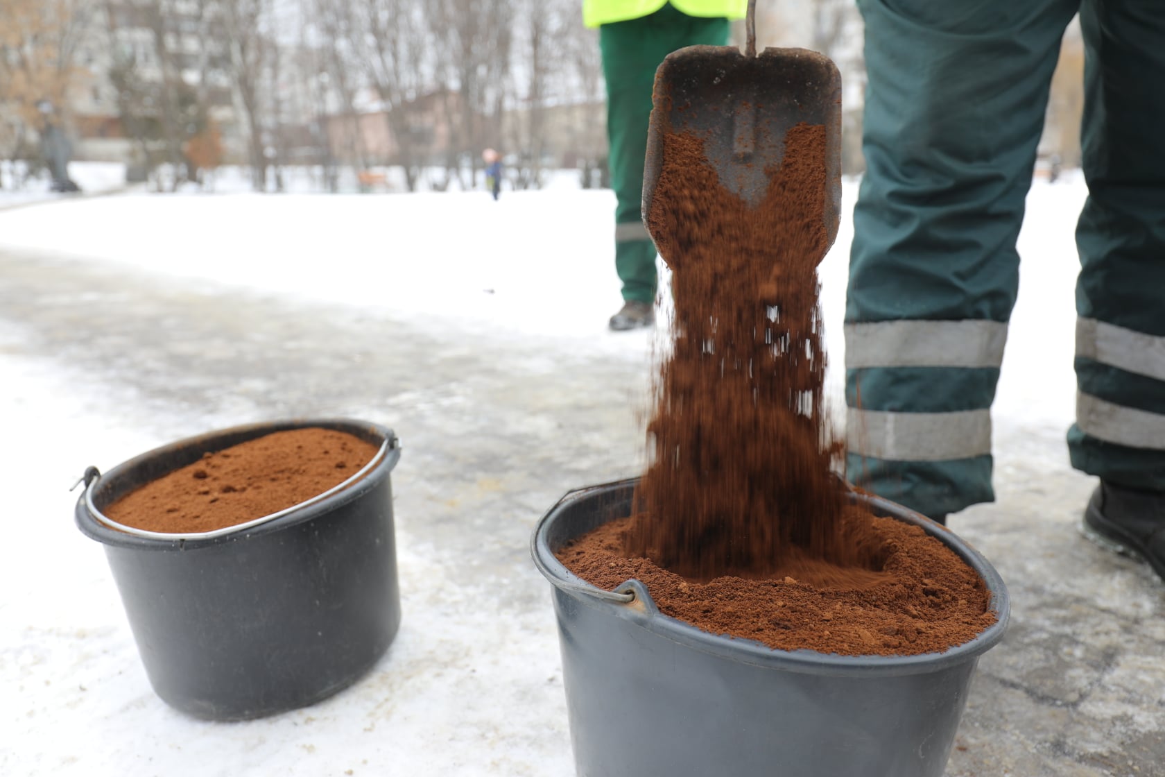 Во Львове дороги начали посыпать кофейной гущей: украинцы в недоумении