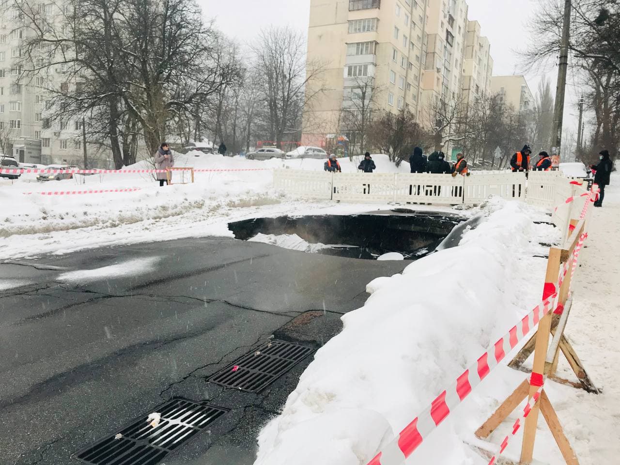 У Києві посеред дороги провалився асфальт: утворилася величезна яма (фото)