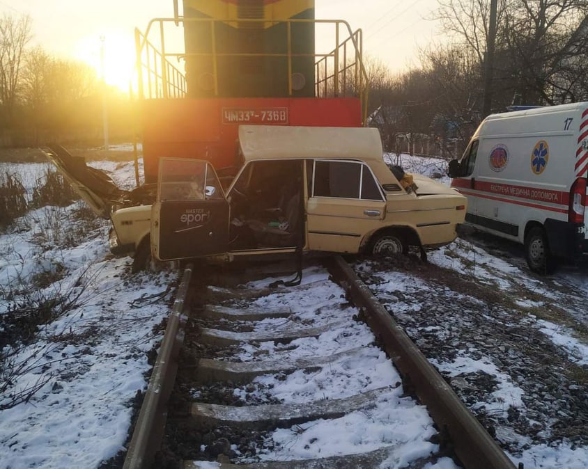 В Виннице поезд столкнулся с автомобилем: водителя забрала &quot;скорая&quot;