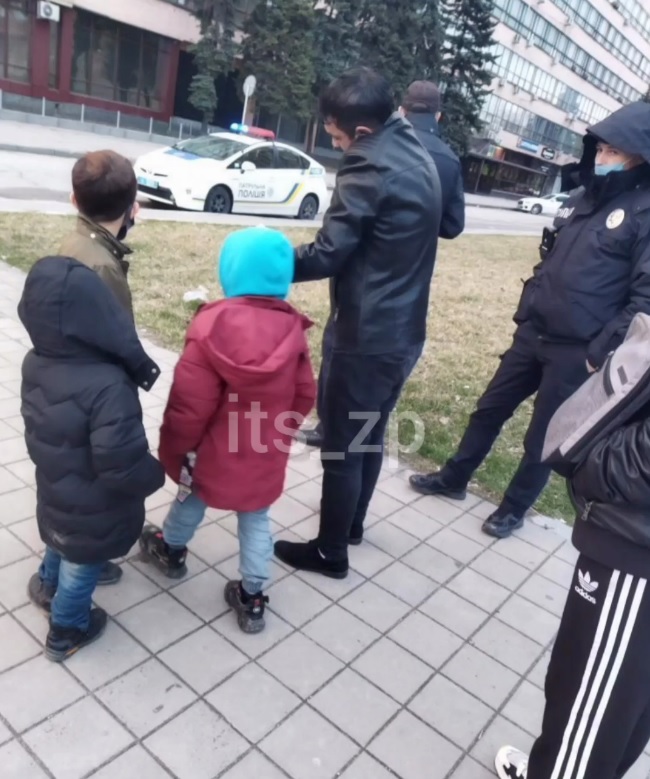 В Запорожье детишки 5-8 лет вынесли кассу магазина: были в медицинских масках