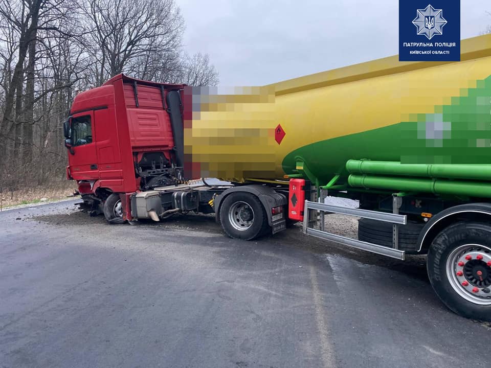 Под Киевом произошло ДТП с грузовиком: водителей призвали избегать этот участок