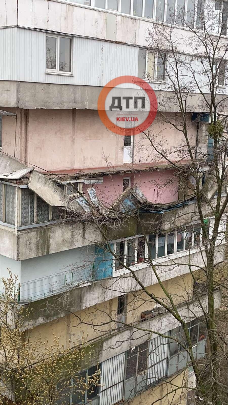 У Києві впало відразу кілька балконів: фото з місця НП