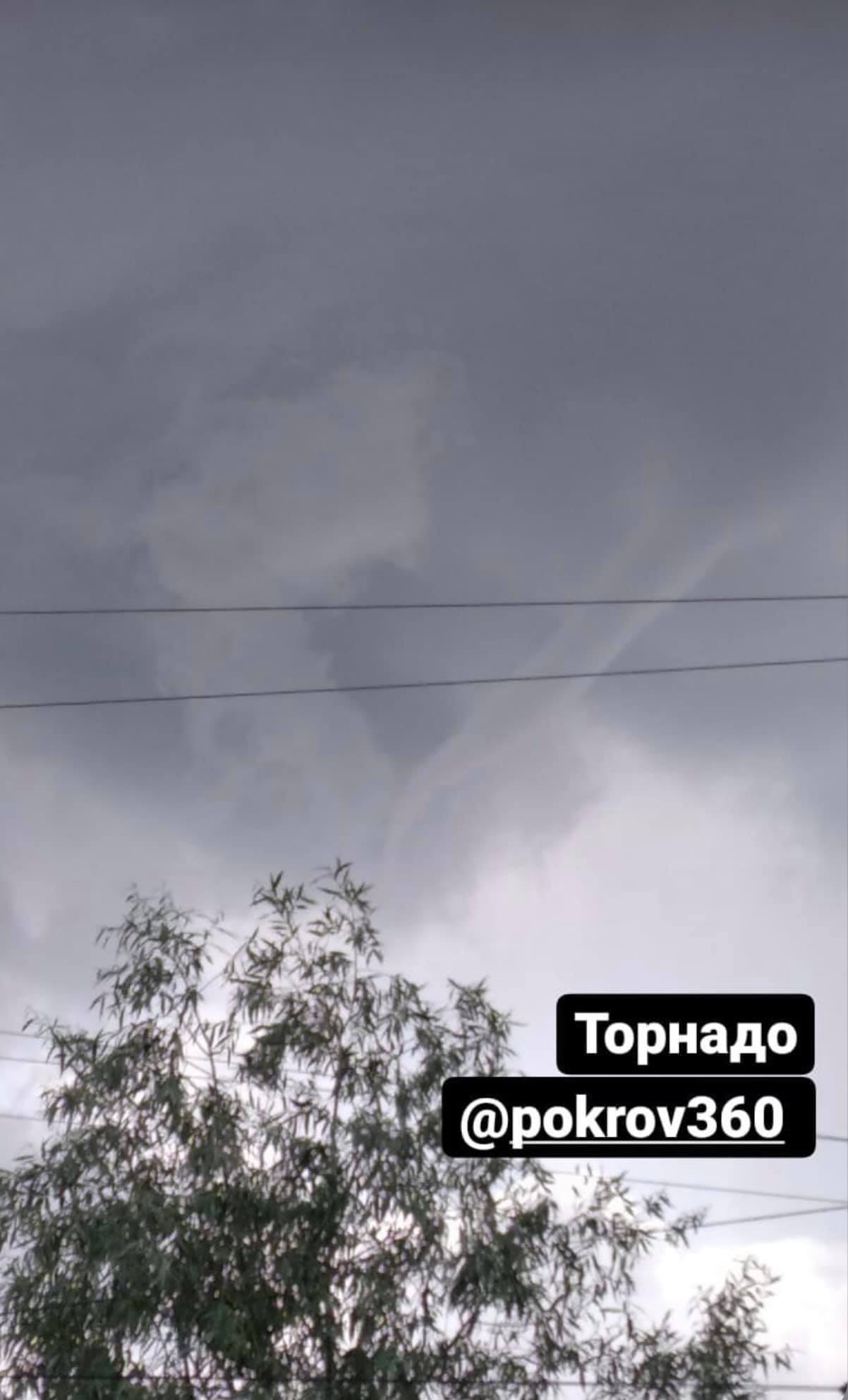 Жителей города под Днепром напугал необычный смерч в небе (фото)