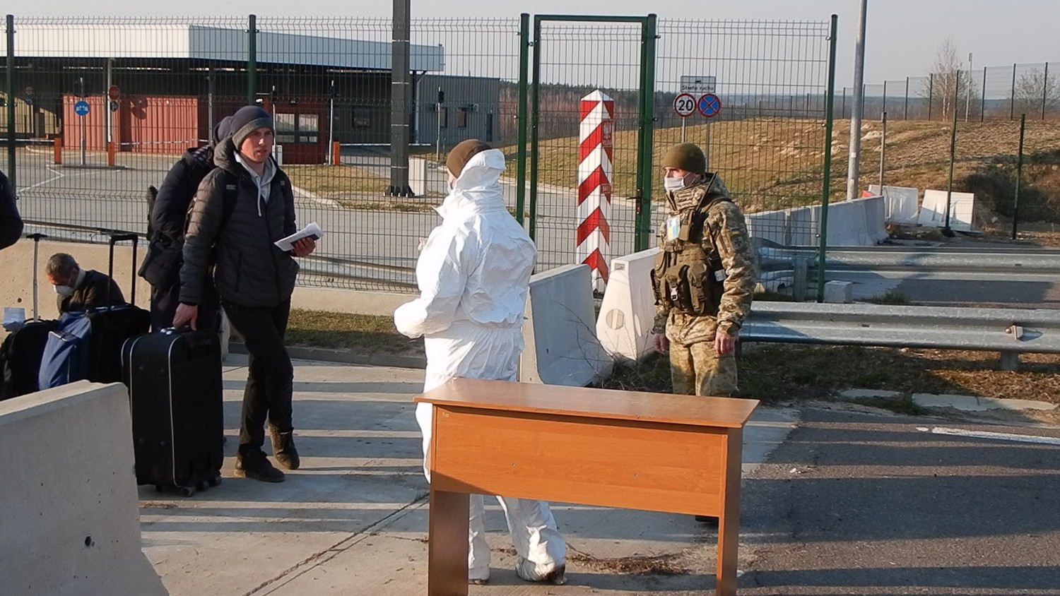 Почему закрыты границы. Пункт пропуска на границе. Пешеходный пункт пропуска. Пограничный пункт Россия Украина. Пограничники пункт пропуска.