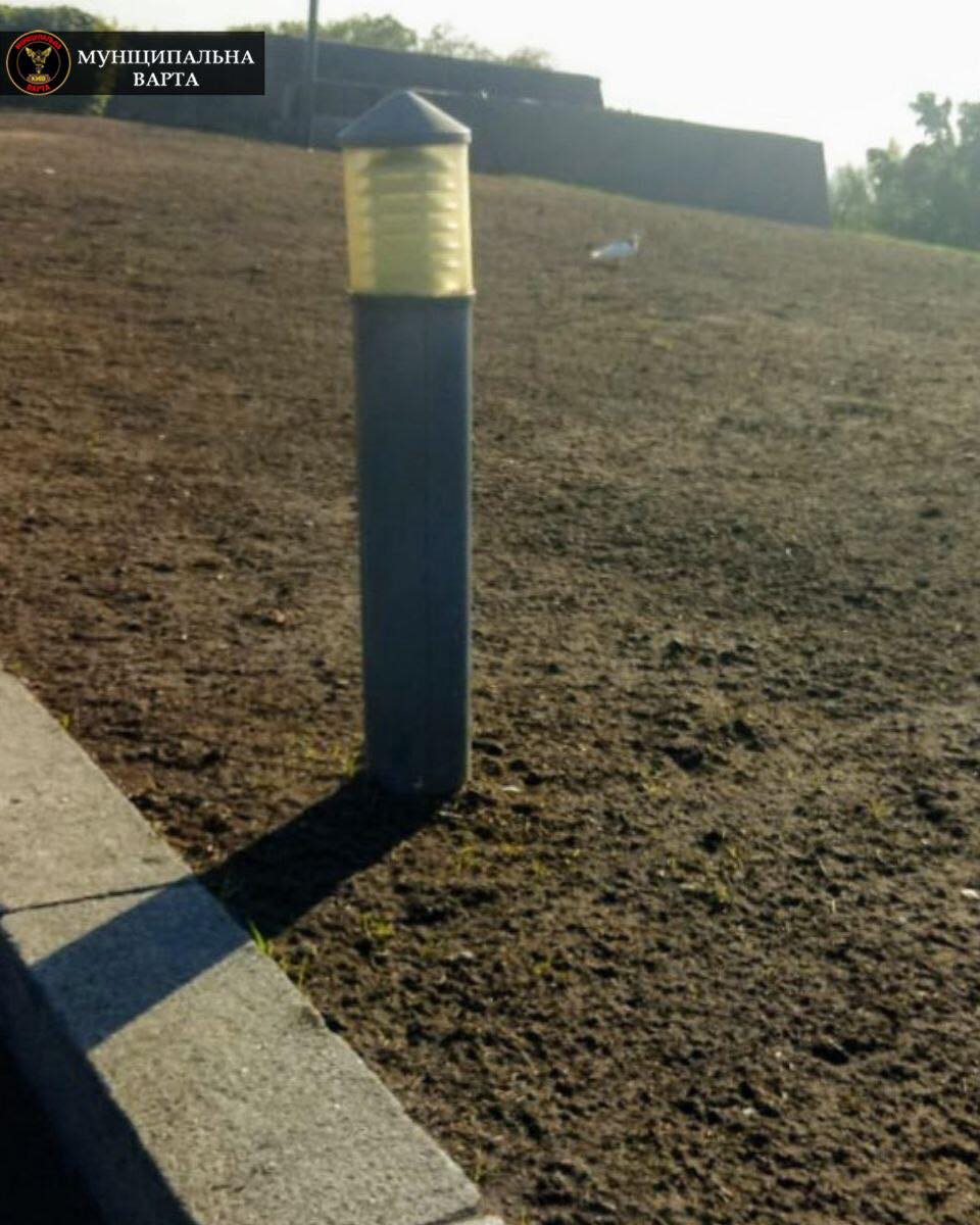 В Киеве вандал "атаковал" самый большой флаг Украины (фото)