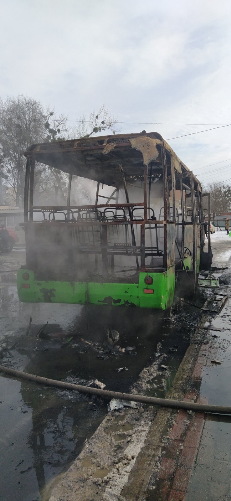 У Харкові біля вокзалу спалахнула і вщент згоріла маршрутка: відео НП