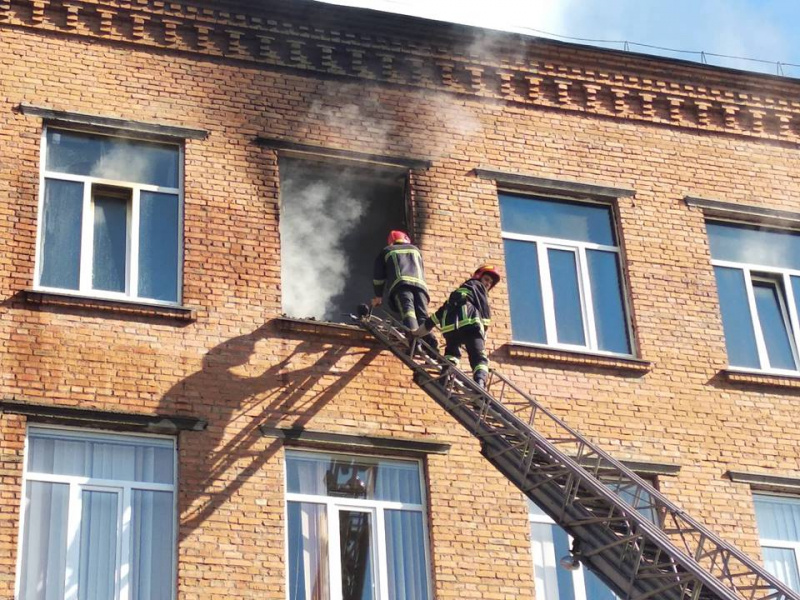 В Хмельницком ликвидировали пожар в школе