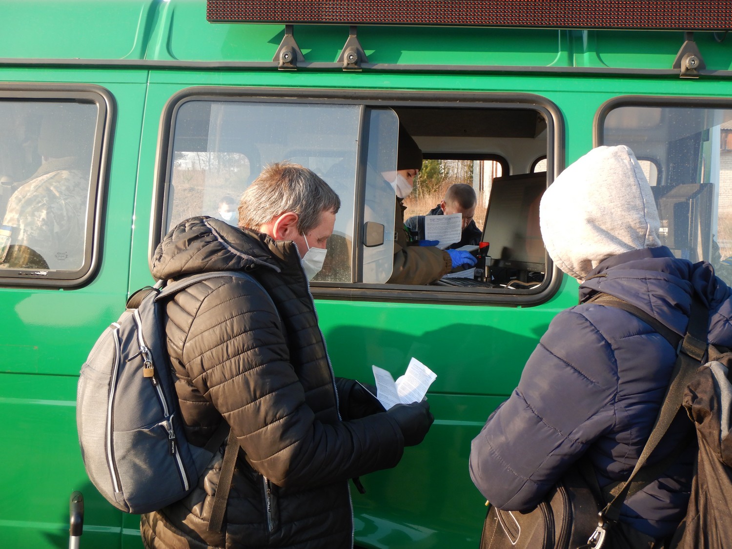 Українців "витягують" через кордон волонтери та рятувальники: гігантські черги показали з неба