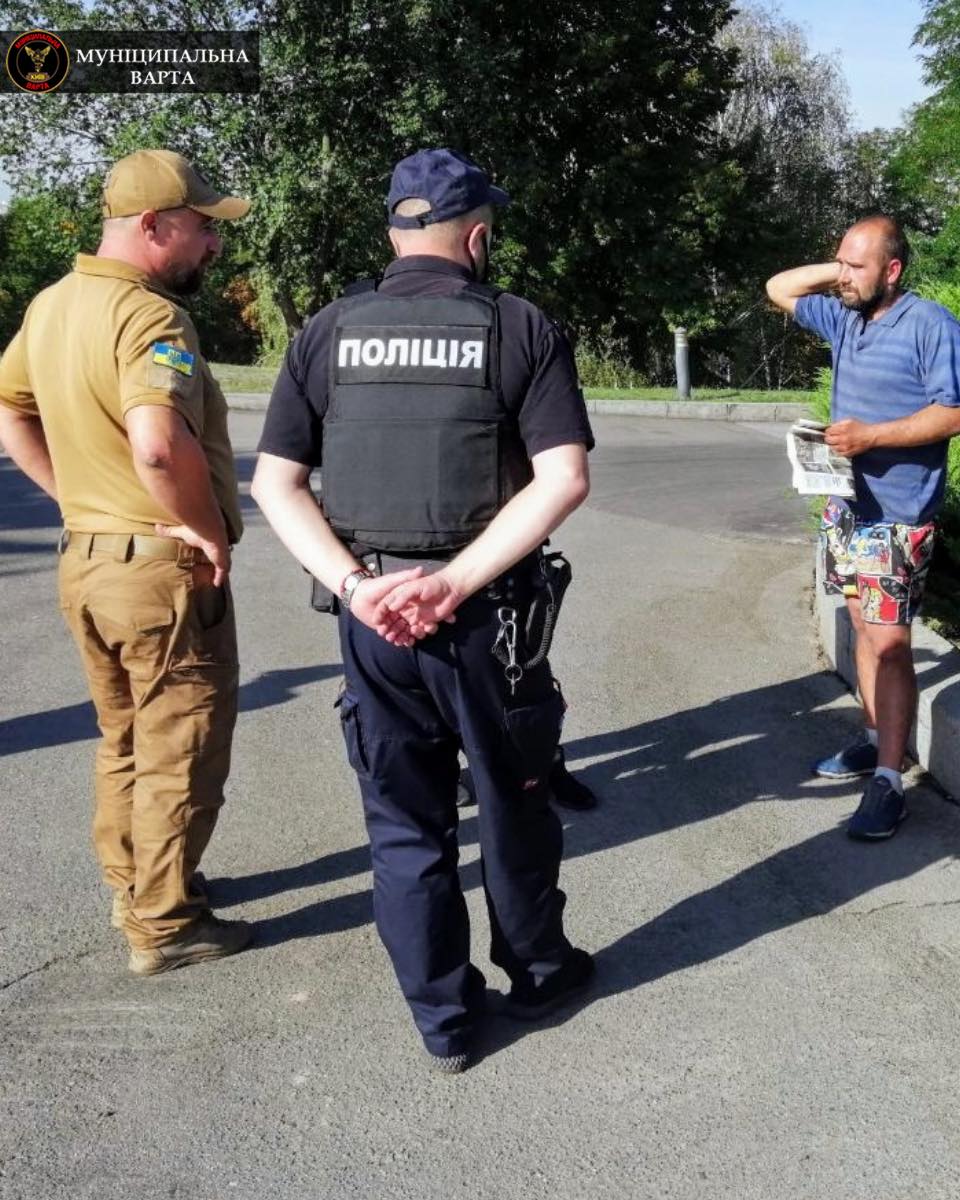 В Киеве вандал "атаковал" самый большой флаг Украины (фото)