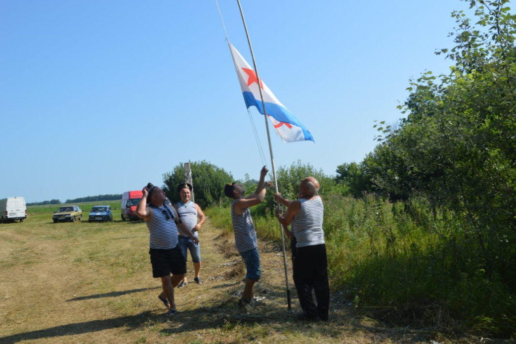Під Полтавою мер оскандалився через прапор із серпом і молотом: розпочато розслідування (фото)