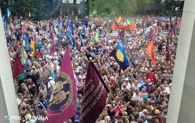 На мітингу ветеранів та шахтарів під Радою почалися сутички