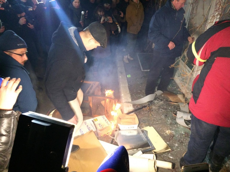 Представники правих організацій розгромили офіс Медведчука та відділення "Сбербанку Росії"