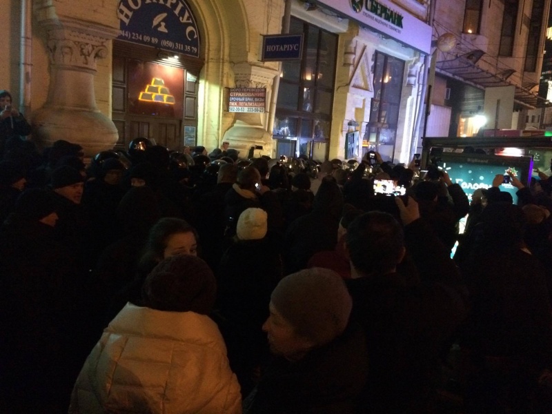 Представники правих організацій розгромили офіс Медведчука та відділення "Сбербанку Росії"