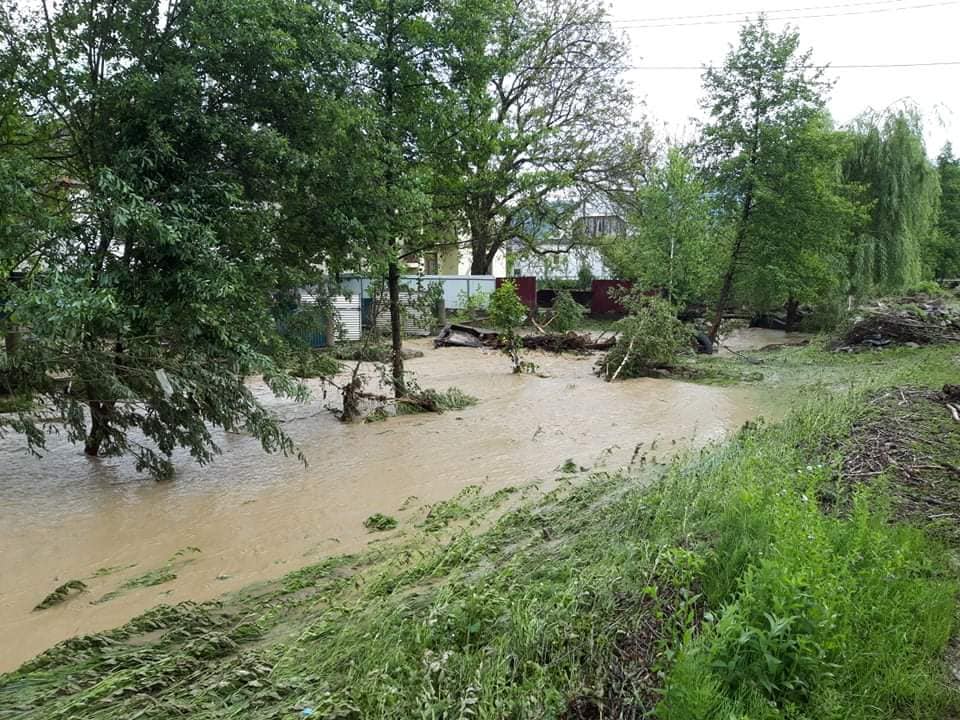 Стихия на западе Украины: регион накрыло жуткими ливнями и гигантским градом