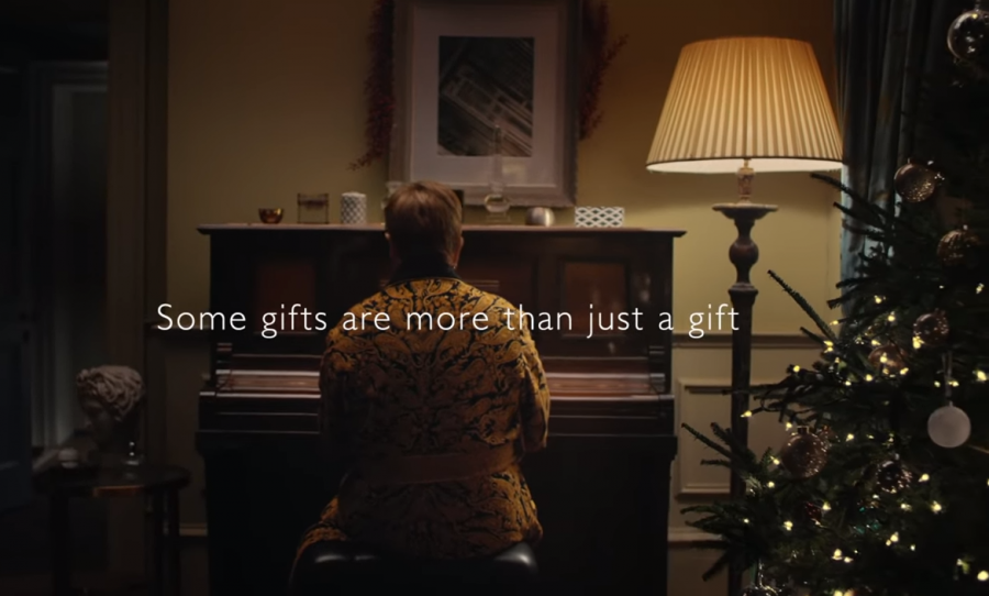 Трогательный рождественский ролик с Элтоном Джоном стал хитом сети