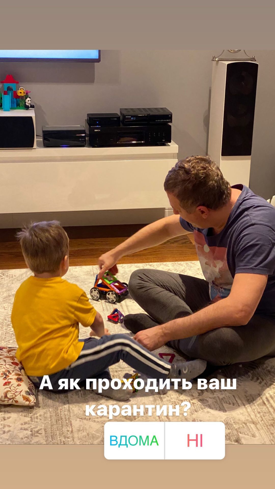 Батьки-аніматори: Осадча та Горбунов показали, як розважають сина під час карантину
