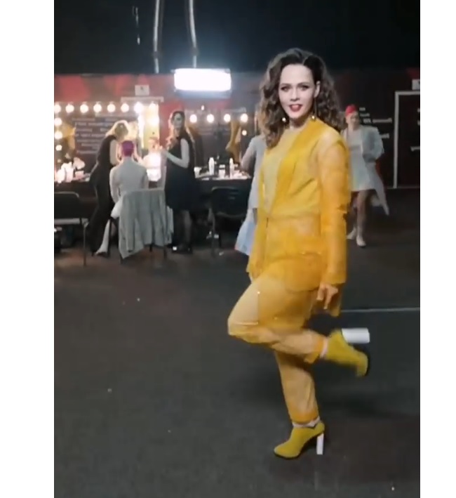 Невероятная красотка: солистка The Hardkiss покорила желтым образом в финале Голос країни 9