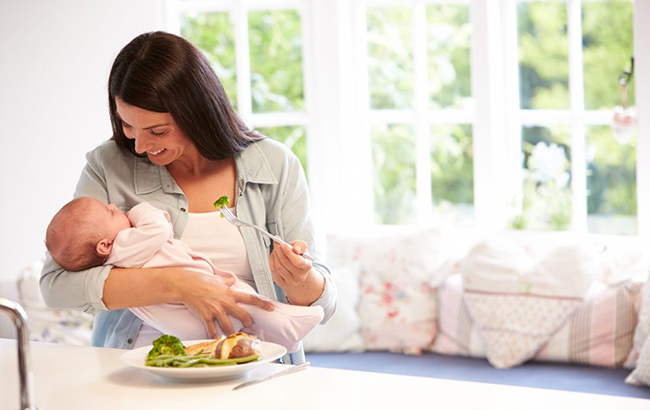 Можно есть практически все: Супрун развенчала мифы о грудном вскармливании