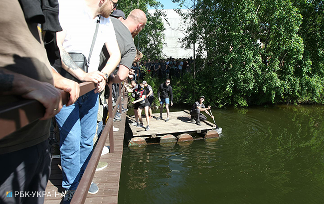 Активисты Нацкорпуса проводят акцию протеста у дома Левочкина