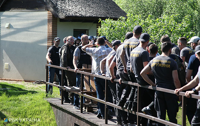 Активисты Нацкорпуса проводят акцию протеста у дома Левочкина