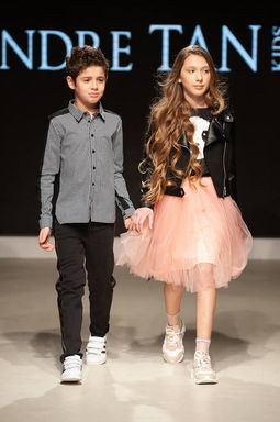 Андрій Джеджула, Артем Гагарін, Гайтана та інші: Андре Тан вивів на подіум зірок з їх дітьми