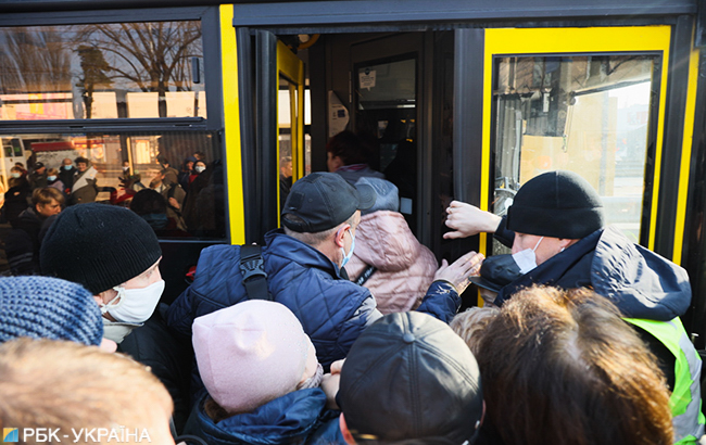 Карантин в Киеве: появились фото "штурма" автобусов