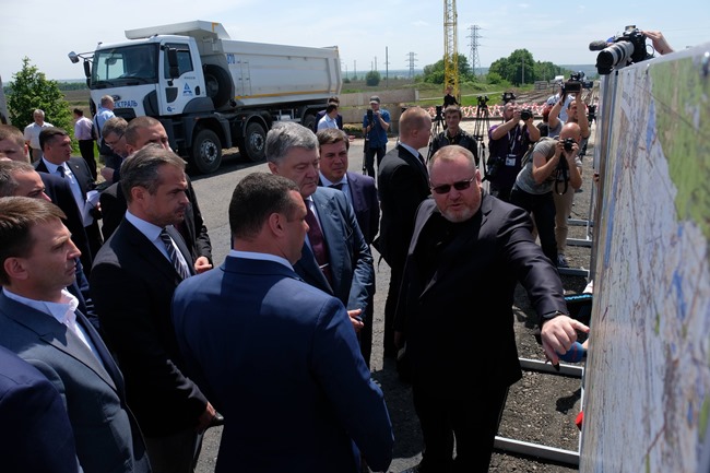 Порошенко: масштабний ремонт доріг у Дніпропетровській області став можливим завдяки децентралізації