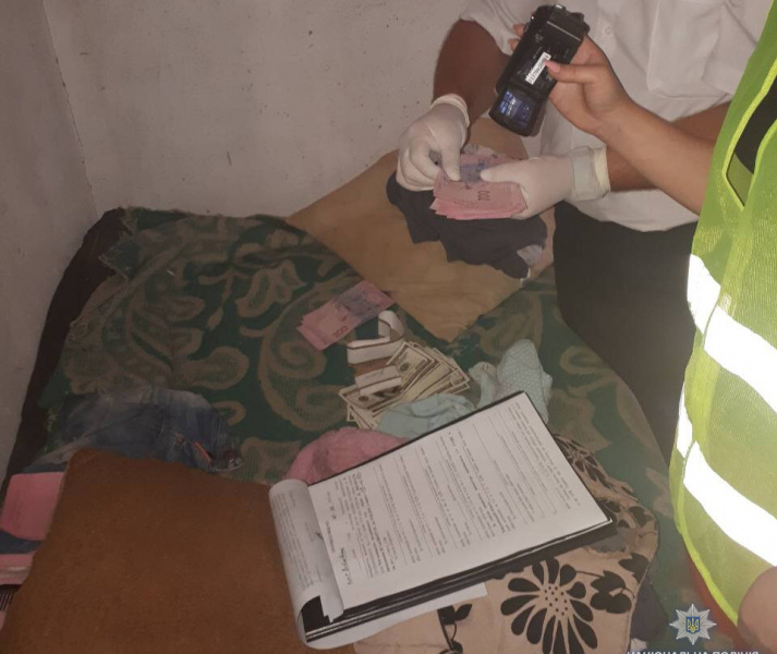 У Хмельницькому поліція затримала жінку за продаж власних дітей