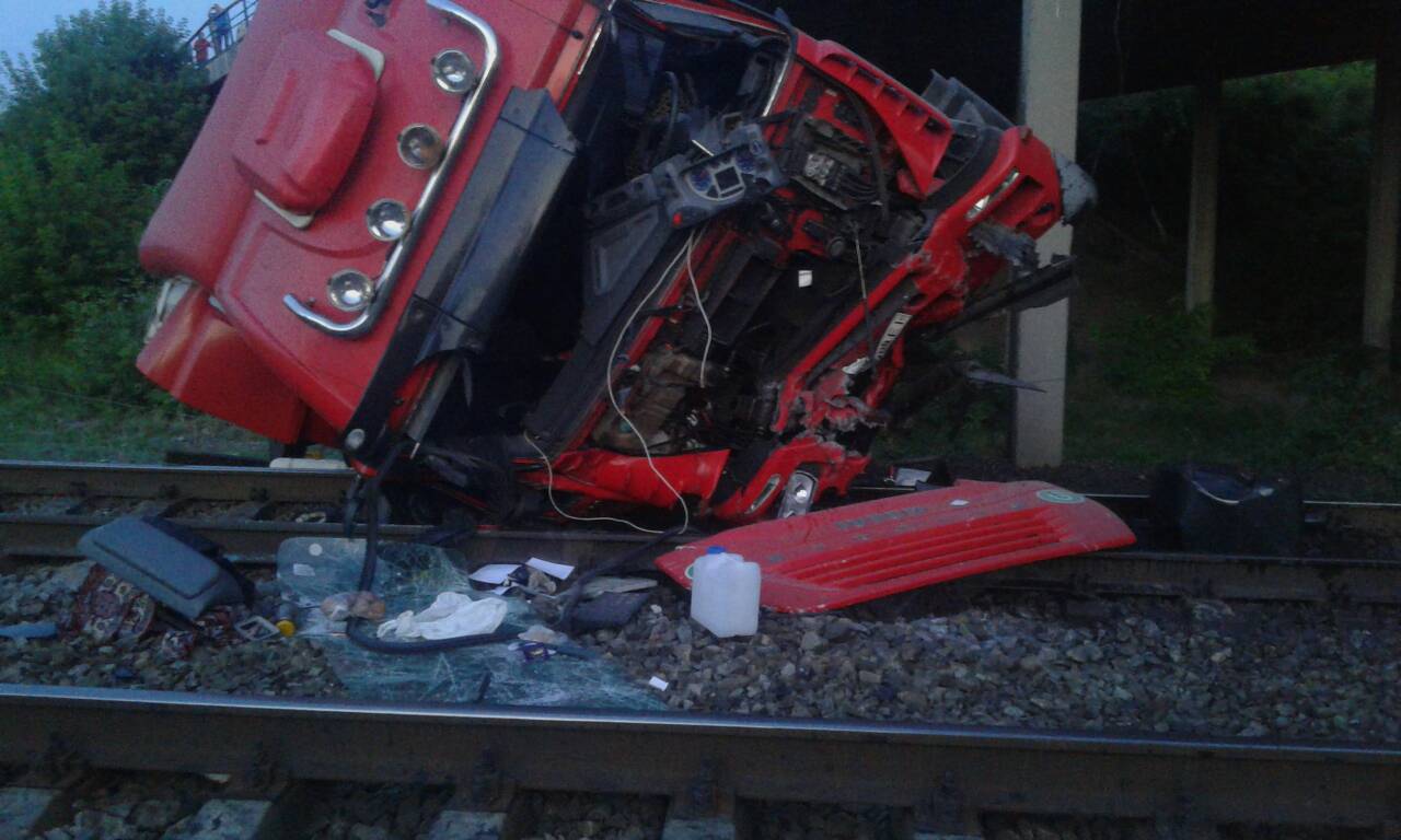 В Днепропетровской области фура упала с моста на железнодорожные пути