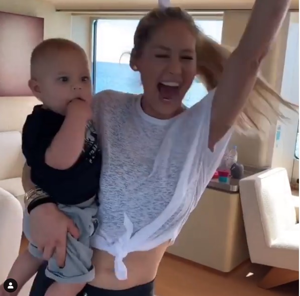 Зажигательные танцы: Иглесиас и Курникова показали подросших двойняшек (видео)