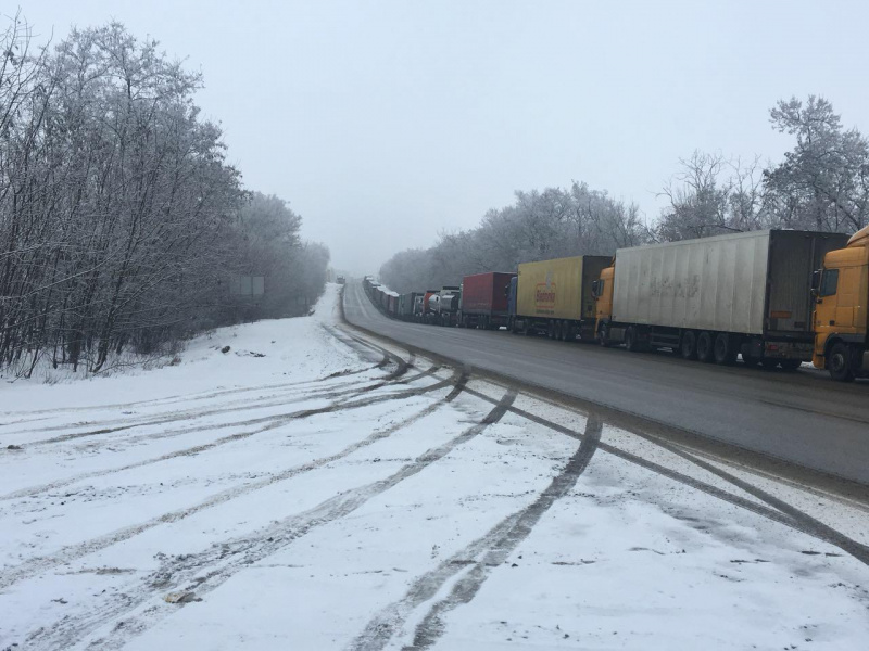 На границе с Россией застряли около 100 грузовиков