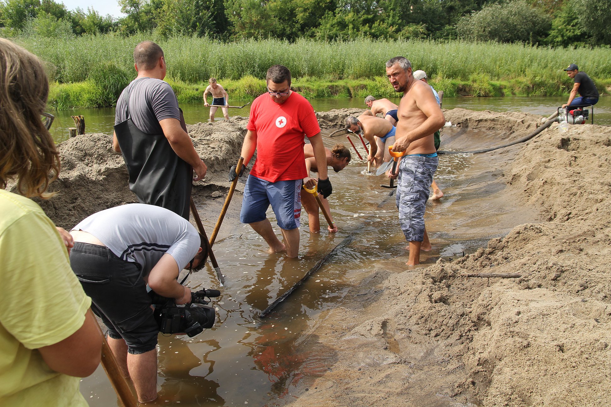 Під Рівним з річки підняли човен ручної роботи вагою 3 тонни: фото та відео