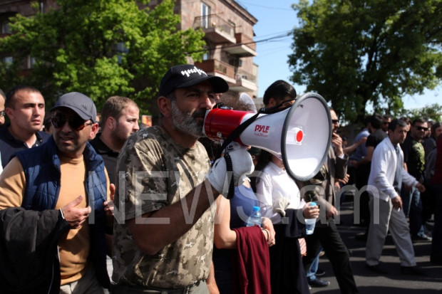 Участники протестов в Ереване направились к мемориалу "Цицернакаберд"