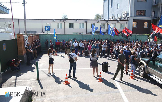 В Киеве представители правых организаций пикетируют патрульную полицию