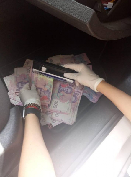 Правоохоронці затримали на хабарі начальника відділу Держпраці у Полтавській області