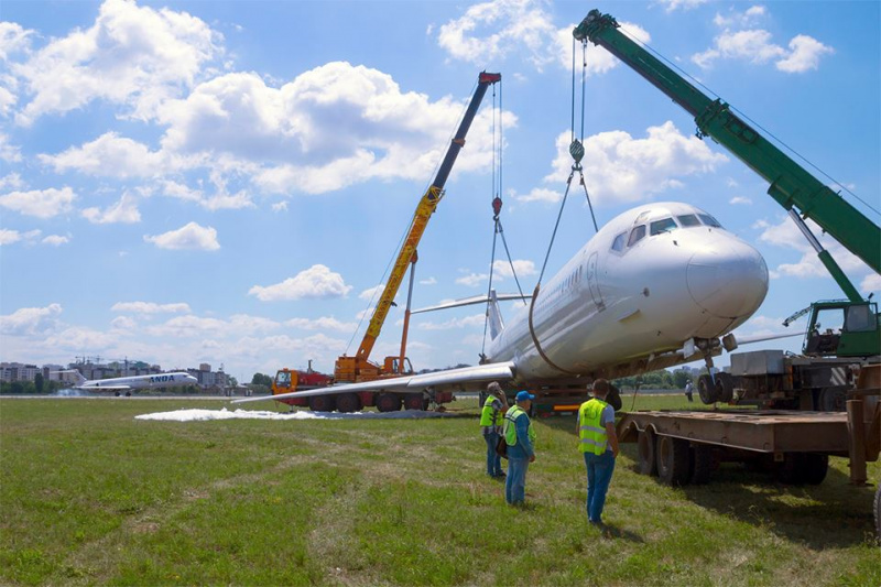 Літак авіакомпанії Bravo, який викотився за злітну смугу, утилізують