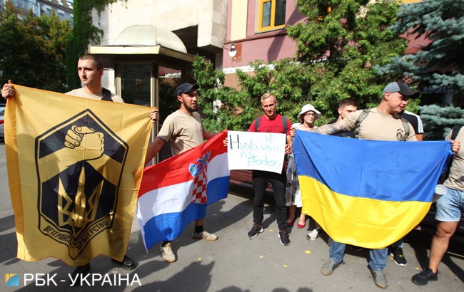 Під посольством Хорватії в Києві пройшла акція підтримки хорватських футболістів