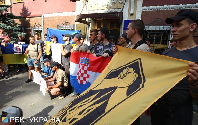 Під посольством Хорватії в Києві пройшла акція підтримки хорватських футболістів