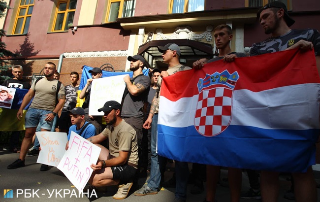 Під посольством Хорватії в Києві пройшла акція підтримки хорватських футболістів