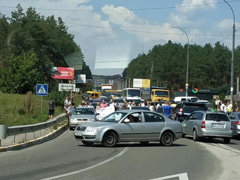 В Ирпене обманутые инвесторы перекрыли въезд в город