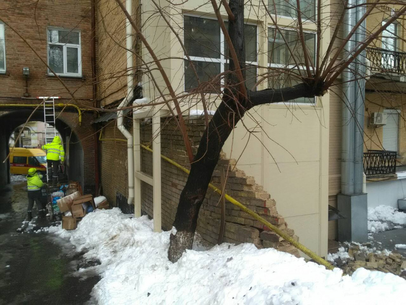 Из-за обвала кирпичной стены в Киеве без газа остались 4 жилых дома