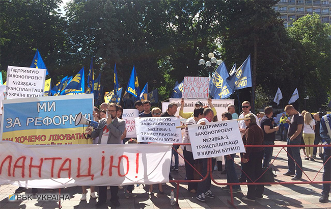 Під Радою проходить акція проти виборів за закритими списками