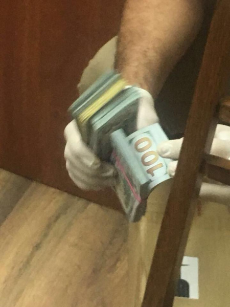 Старшого слідчого ГПУ затримали на хабарі в 50 тис. доларів