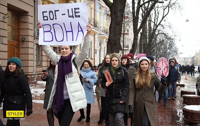 В Екатеринбурге трансвеститы в свадебных платьях прервали митинг оппозиции