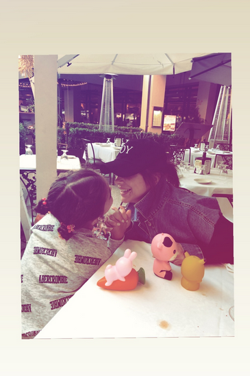 Праздник продолжается: Ани Лорак и ее муж сходили с дочерью в ресторан