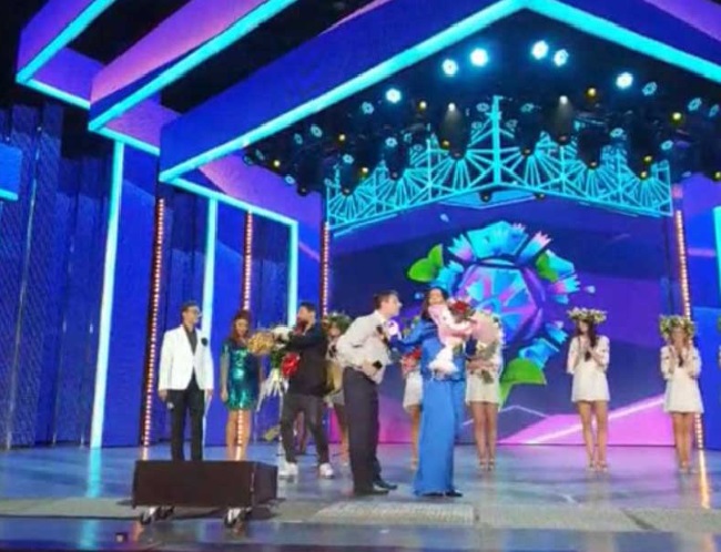 Ліз цілуватися: Ротару відштовхнула молодого шанувальника прямо на сцені (відео)