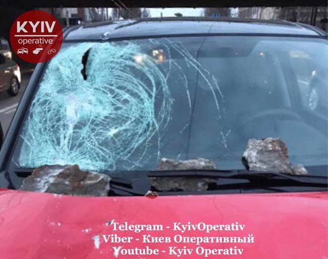 У Києві шматки мосту розгромили авто, що проїздило під ним (фото)